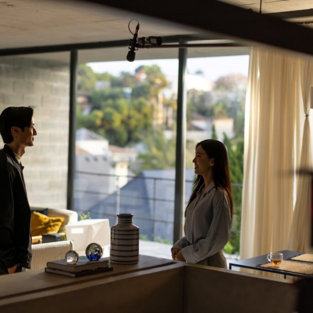 Sharon-Cho-e-Raphael-Chung-bastidor2-série-Tudo-Sob-Controle-K-Drama-Samsung-TV-Plus-2