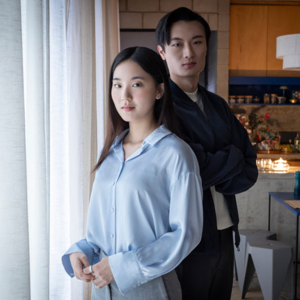 Sharon Cho e Raphael Chung, protagonistas de "Tudo Sob Controle", a primeira produção original de K-Drama da Samsung